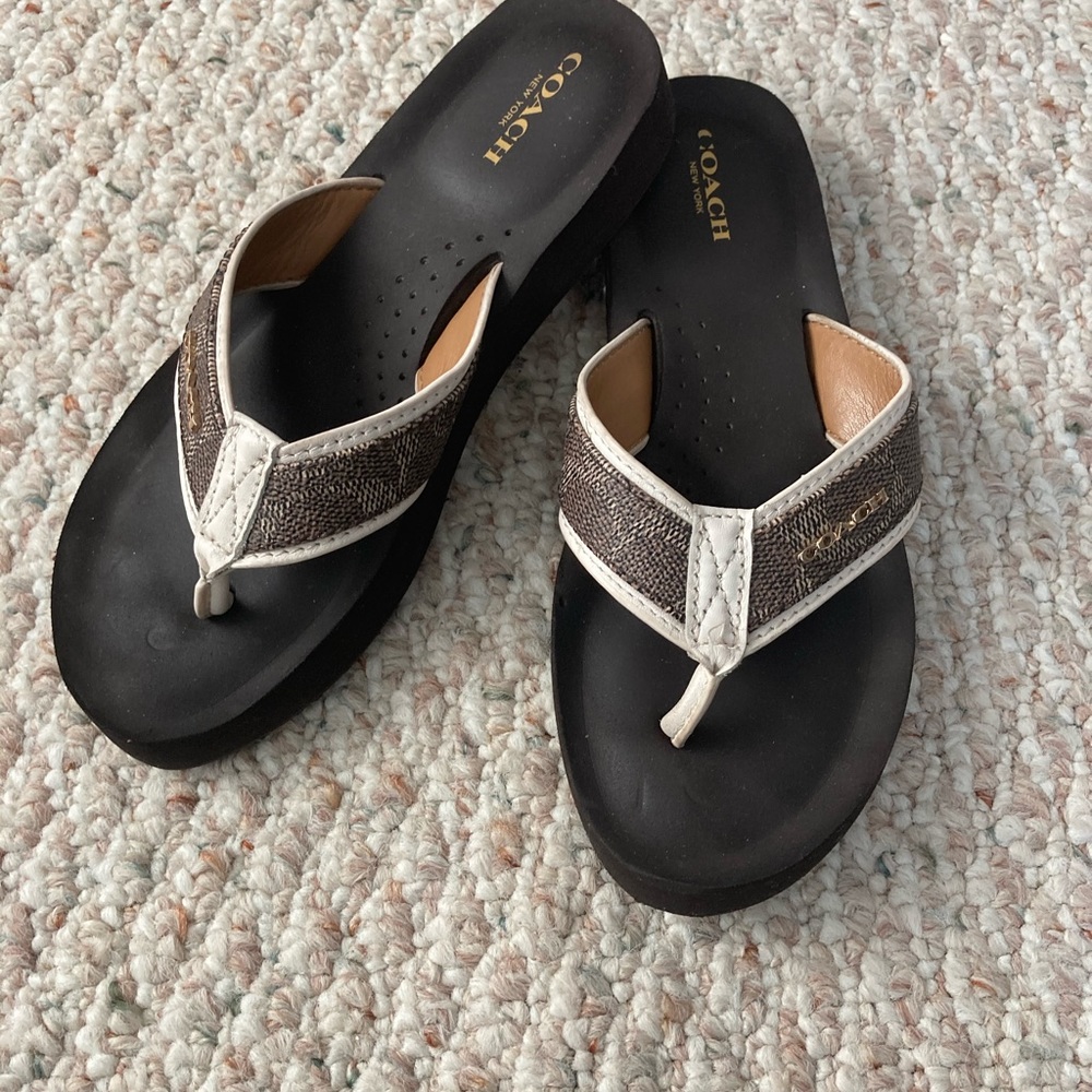 Coach Brown/Tan flip flops EUC. Barely worn.